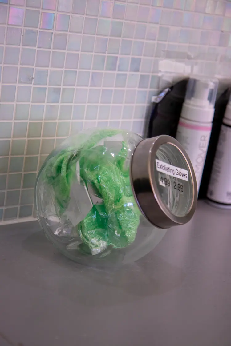 Single exfoliating glove for smooth skin between hair removal appointments